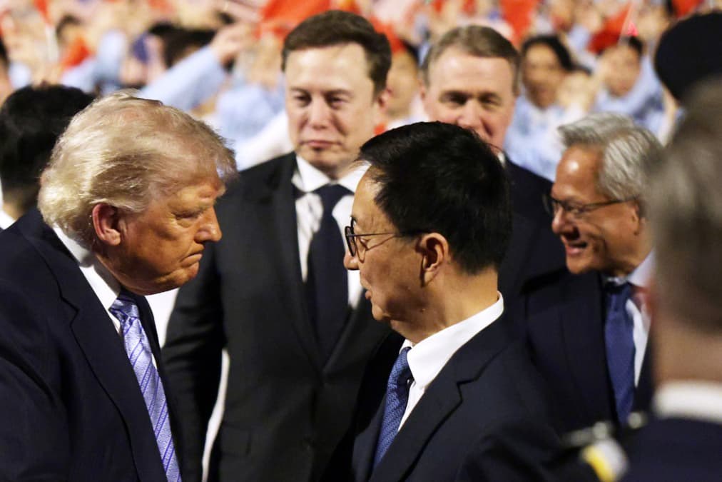 Auto industry urges Trump to bar Chinese automakers in U.S. ahead of Xi visit